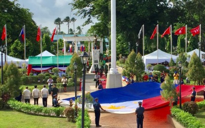 <p><strong>ONE OF THE COUNTRY'S BIGGEST FLAGS.</strong> Iloilo local officials and guests prepare to hoist one of the country's biggest flags during the celebration of the 120th Independence Day in Sta. Barbara, Iloilo on Tuesday (June 12, 2018). <em>(Photo by Cindy Ferrer) </em></p>